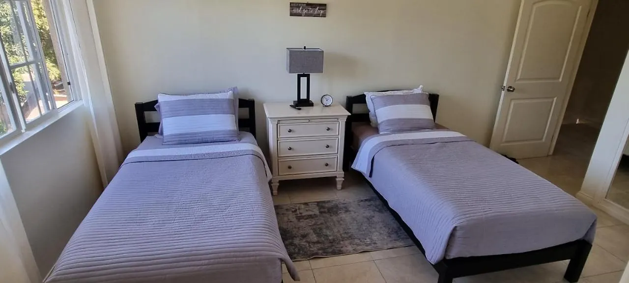 Komfort Getaway Villa At Countrymist オーチョ・リオス